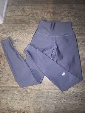 Alo Yoga 7/8 High-Waist Airlift Leggings
sculpting, shiny Airlift fabric
